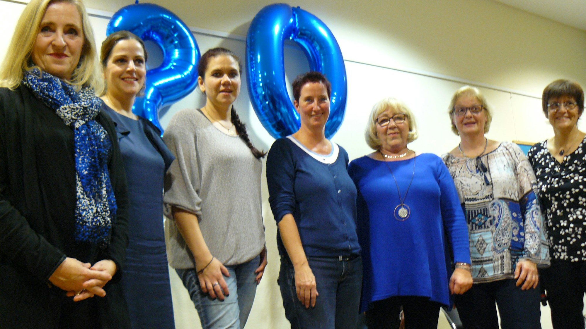 Sieben Damen stehen unter einer Luftballon-20.