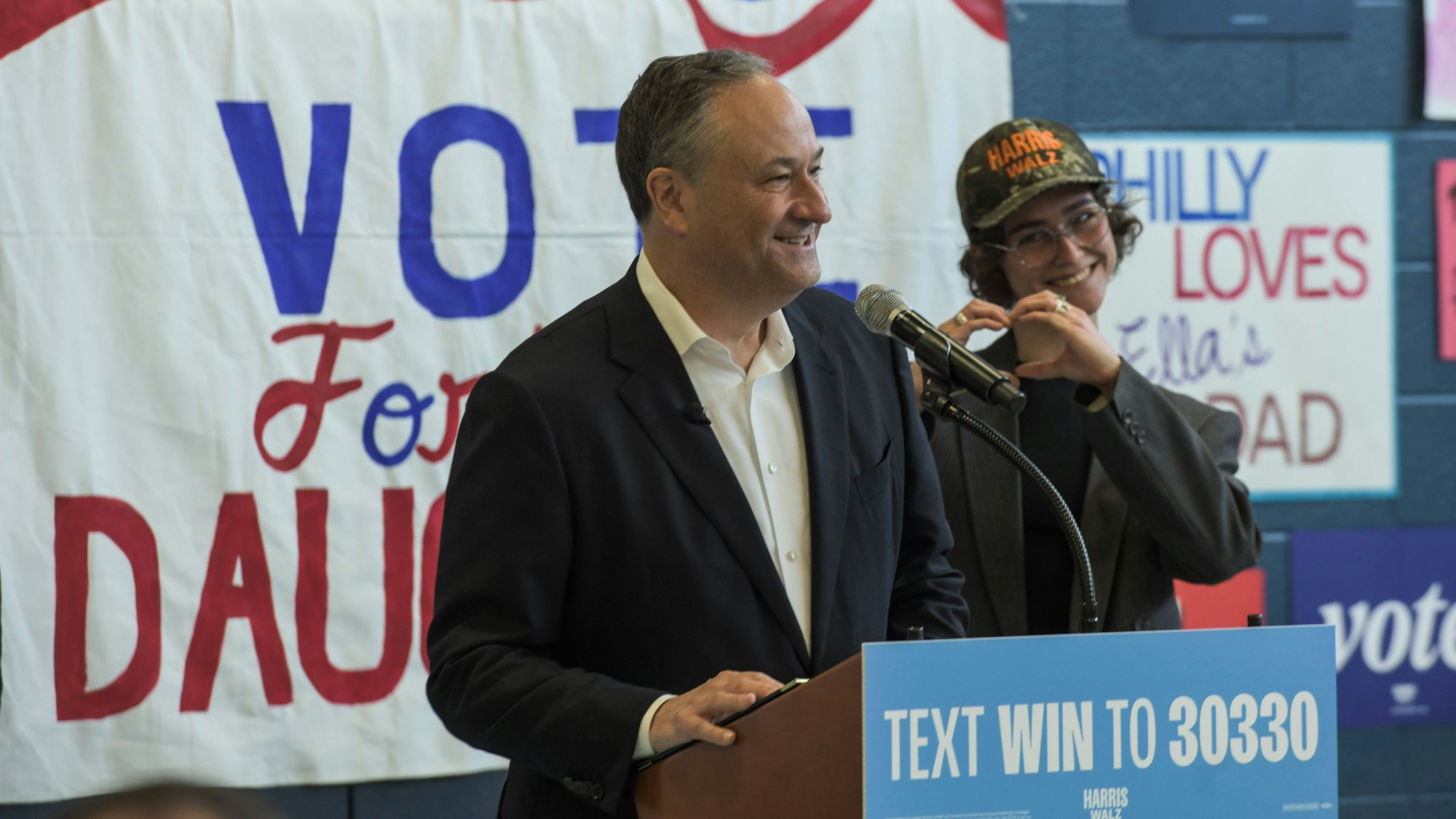 Harris' Ehemann Douglas Emhoff und seine Tochter Ella sind auf einer Wahlveranstaltung in Pennsylvania zu sehen. (Archivbild)
