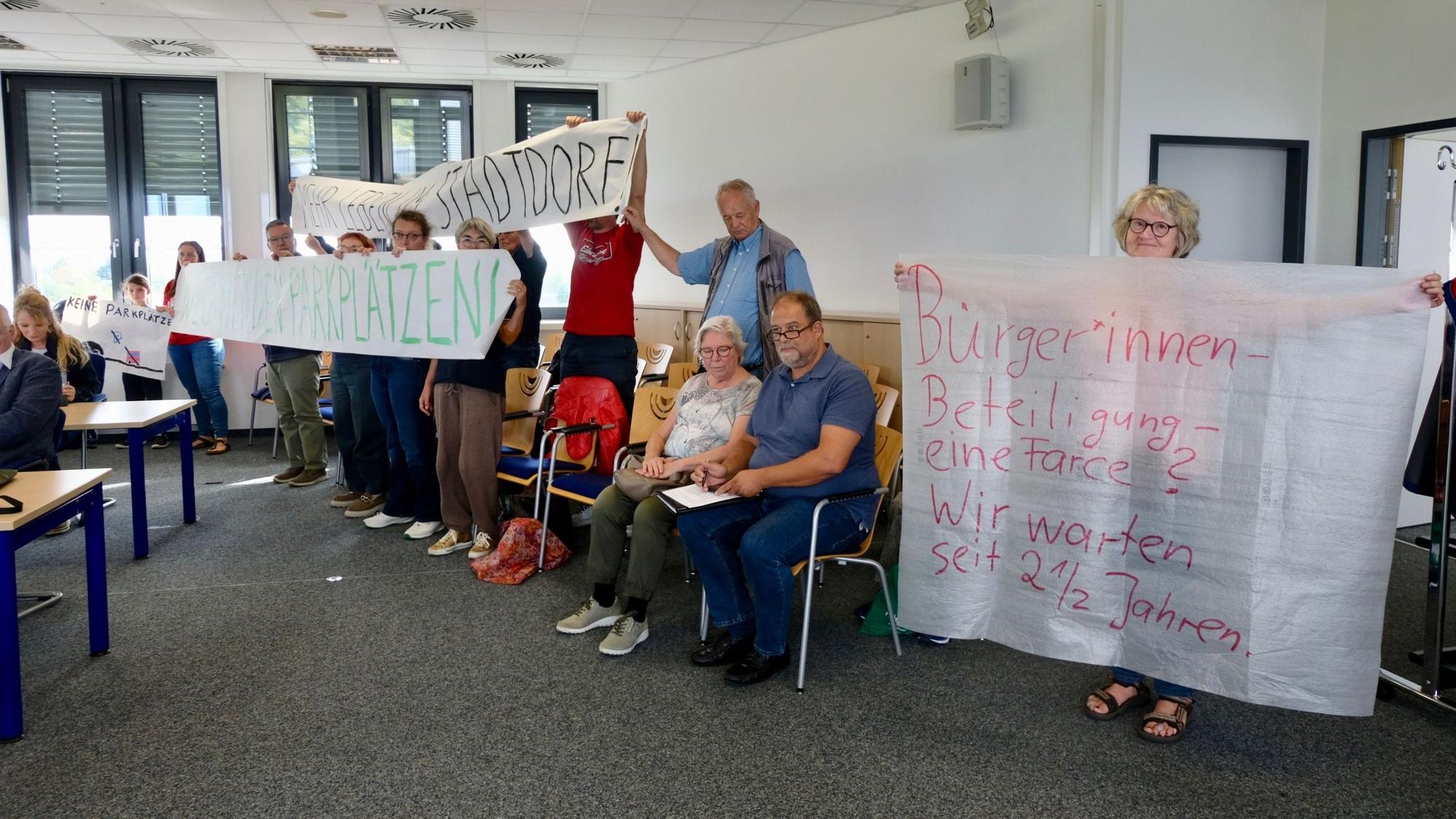 Die Anwohner und Anwohnerinnen der Würselener Straße protestierten in der vergangenen Sitzung der BV dagegen, dass die Parkplätze noch nicht wieder gesperrt sind.