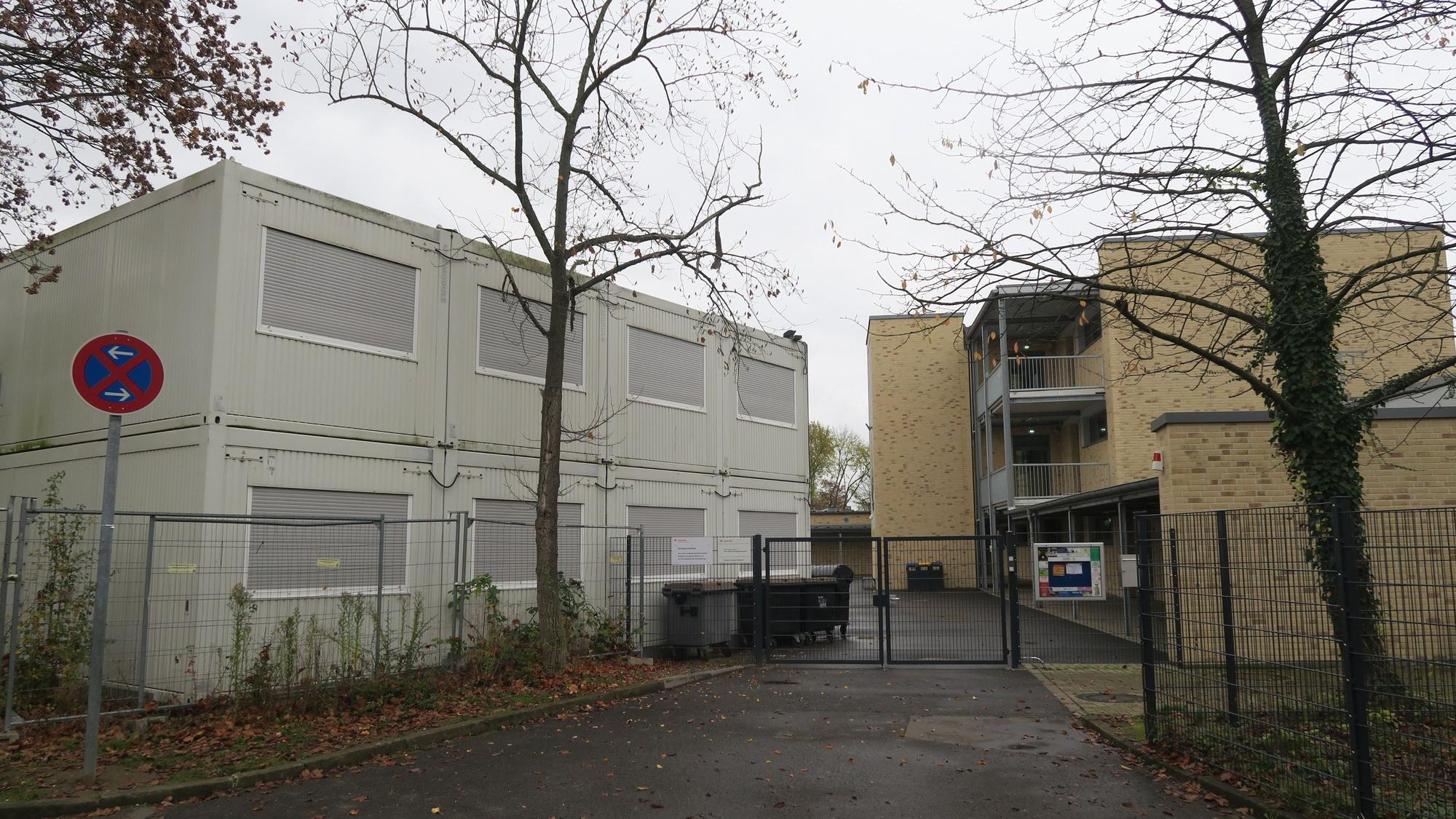 Festungsatmosphäre verbreiten die ungenutzten Container auf dem Schulhof der Peter-Lustig-Schule.