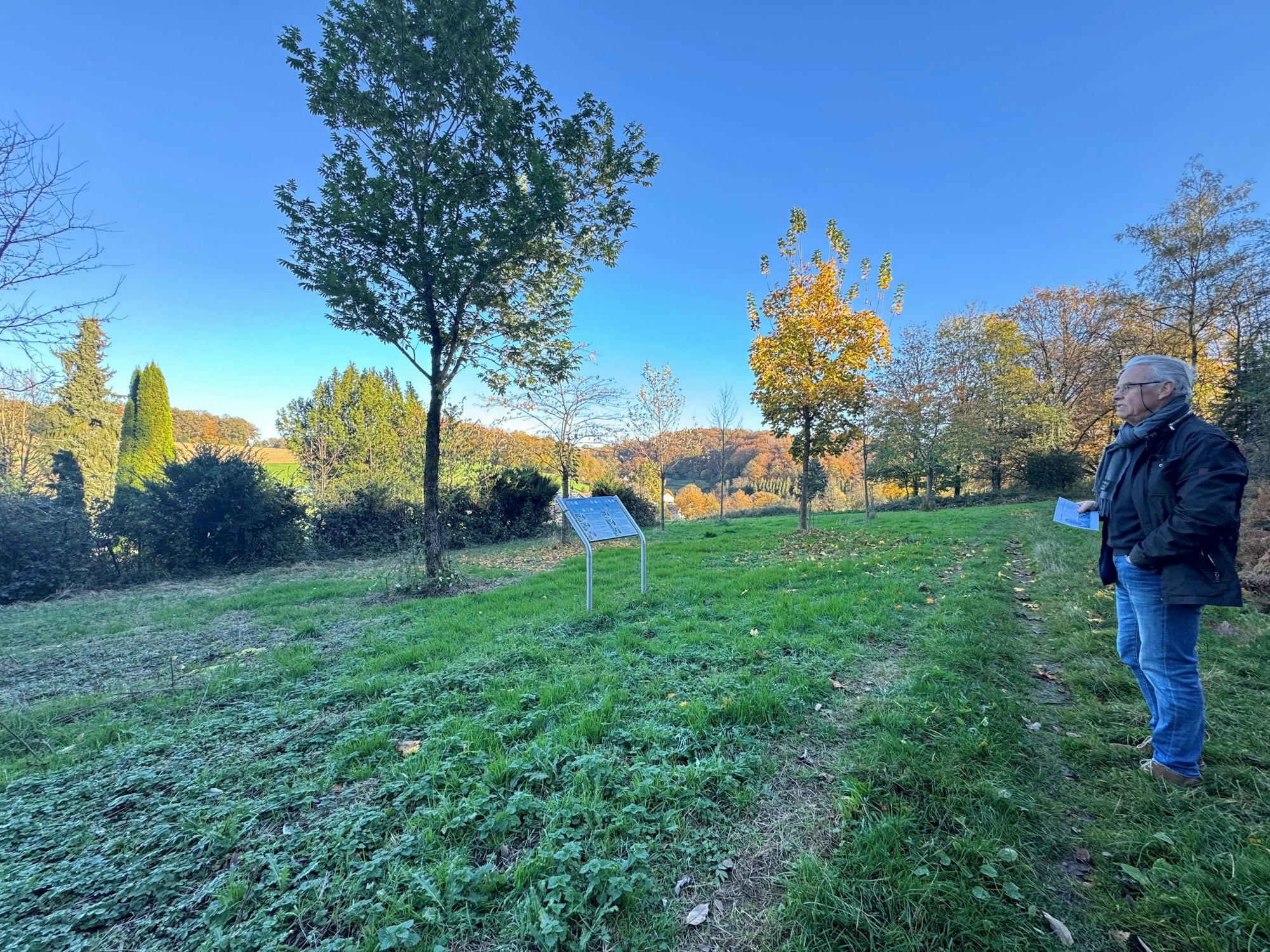 Udo Berghaus steht am Rande des neuen Waldfriedhofs in Engelskirchen. Zwischen Wallefeld und Wahlscheid können ab 2025 Urnen in einem Waldstück beigesetzt werden.