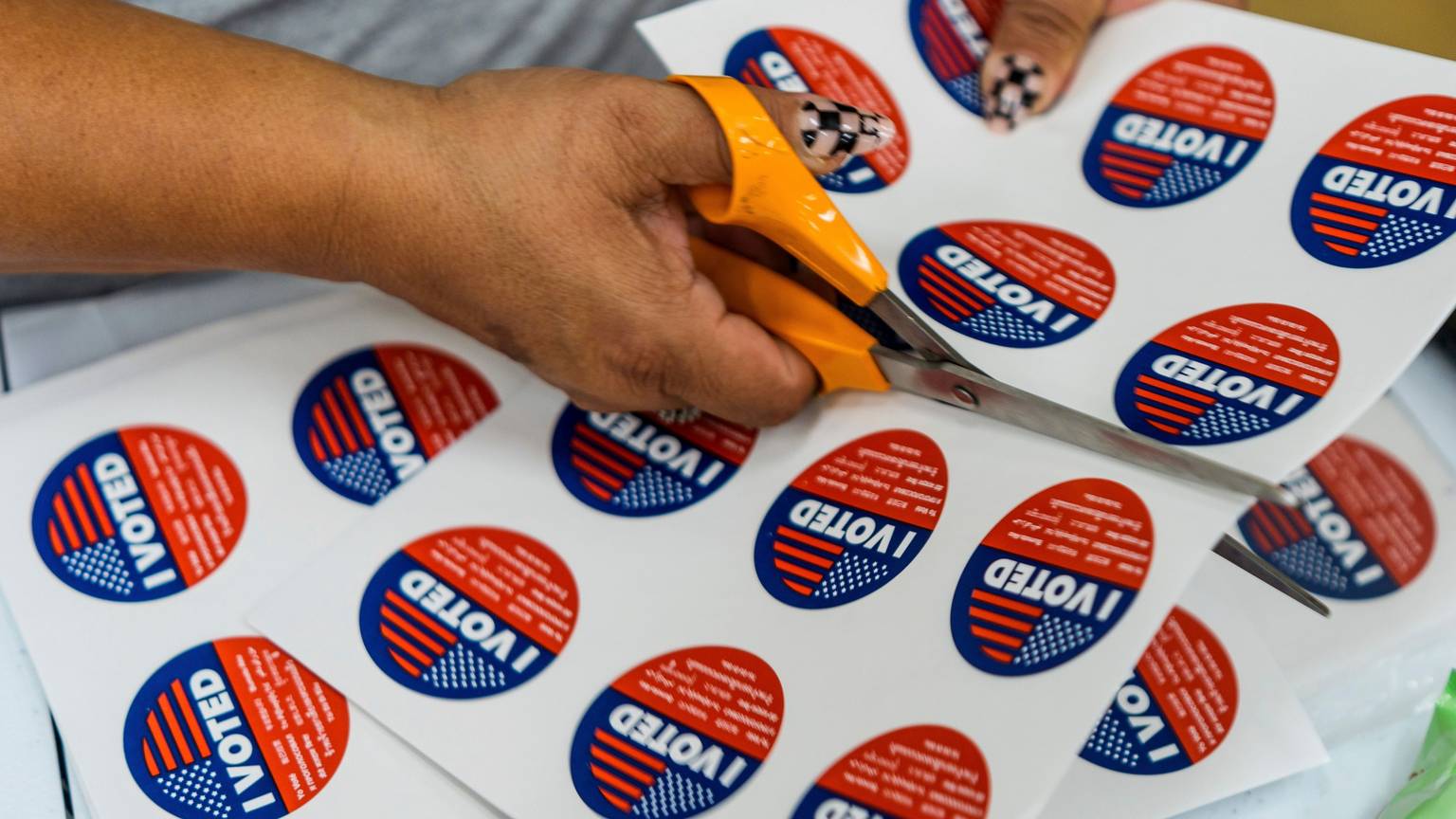 Ein Freiwilliger hilft beim Ausschneiden von „I Voted“-Aufklebern im Boyle Heights Senior Center.