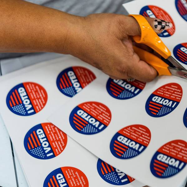 Ein Freiwilliger hilft beim Ausschneiden von „I Voted“-Aufklebern im Boyle Heights Senior Center.