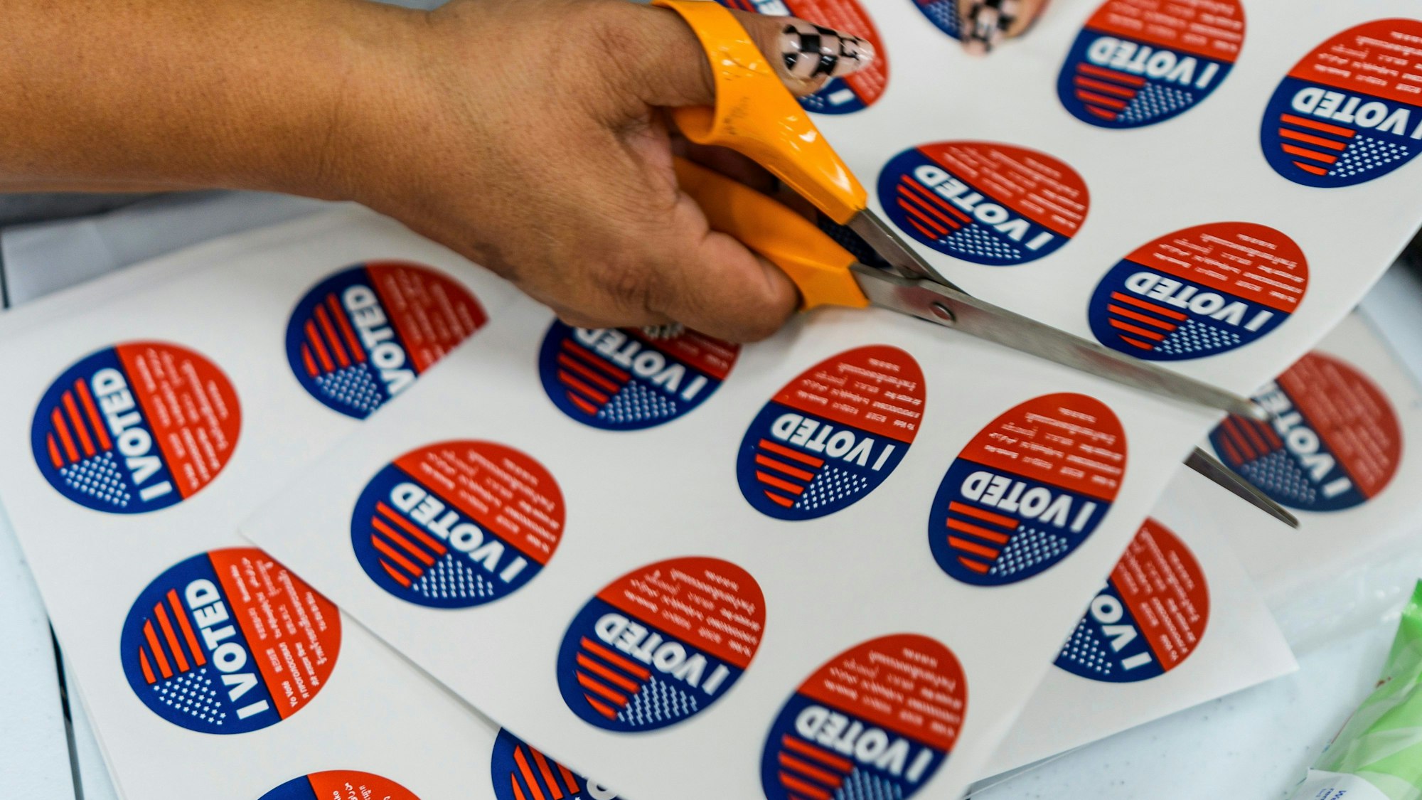 Ein Freiwilliger hilft beim Ausschneiden von „I Voted“-Aufklebern im Boyle Heights Senior Center.