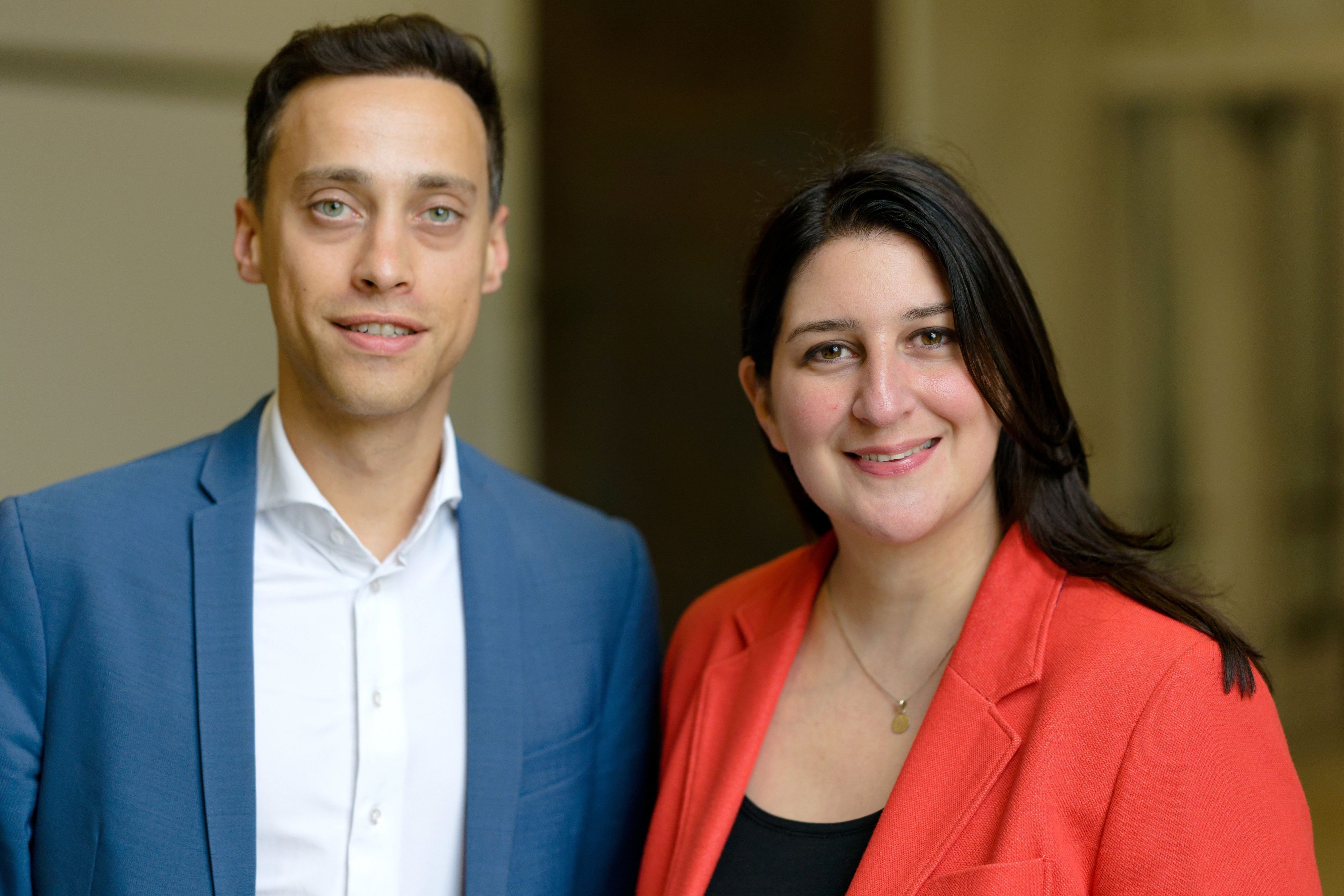 Die Landesvorsitzenden der Grünen in Nordrhein-Westfalen, Tim Achtermeyer und Yazgülü Zeybek bei einer Pressekonferenz der Grünen im Landtag von Nordrhein-Westfalen. (Archivbild)