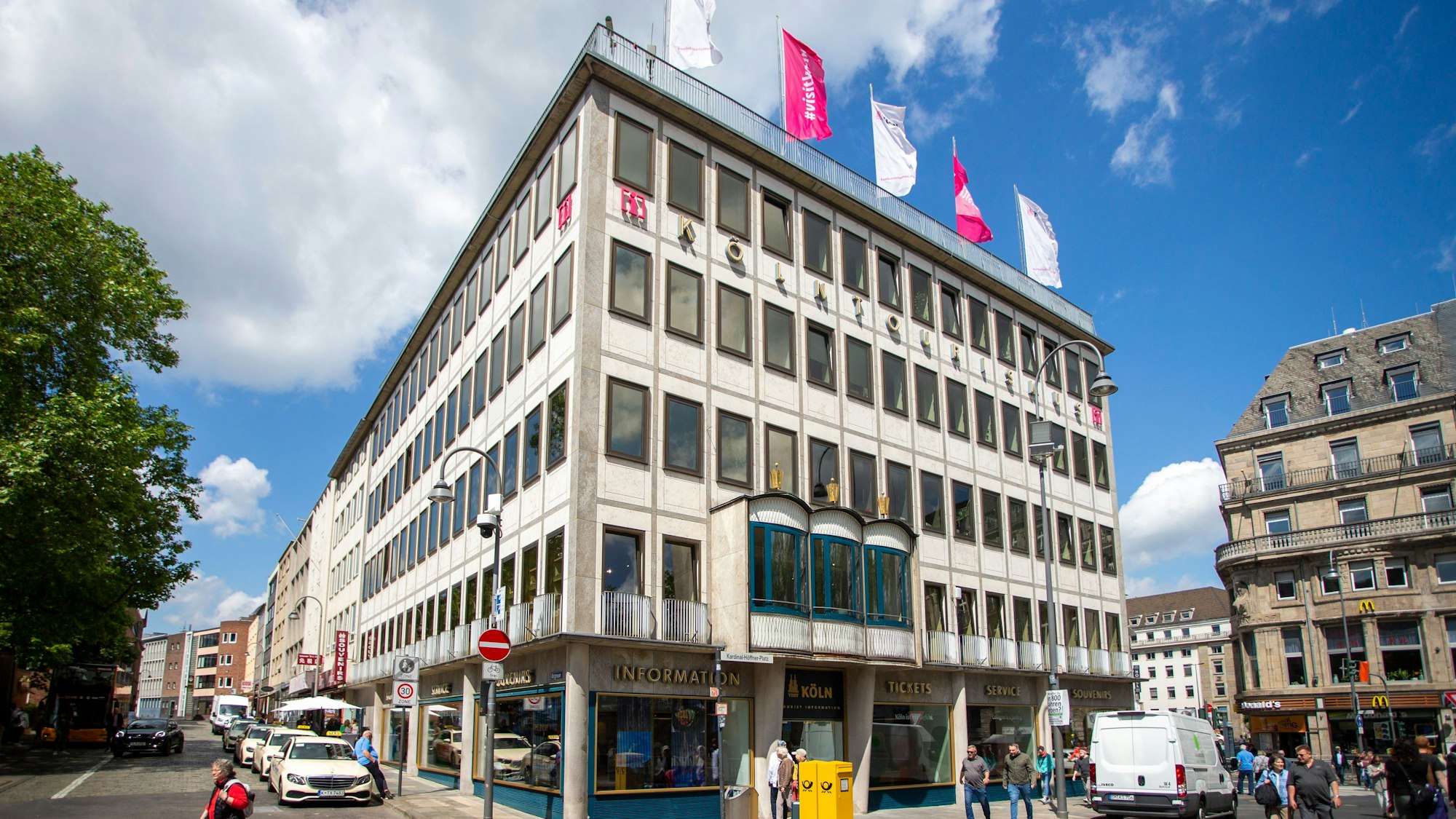 Die sanierte Touristen-Information direkt gegenüber des Doms.