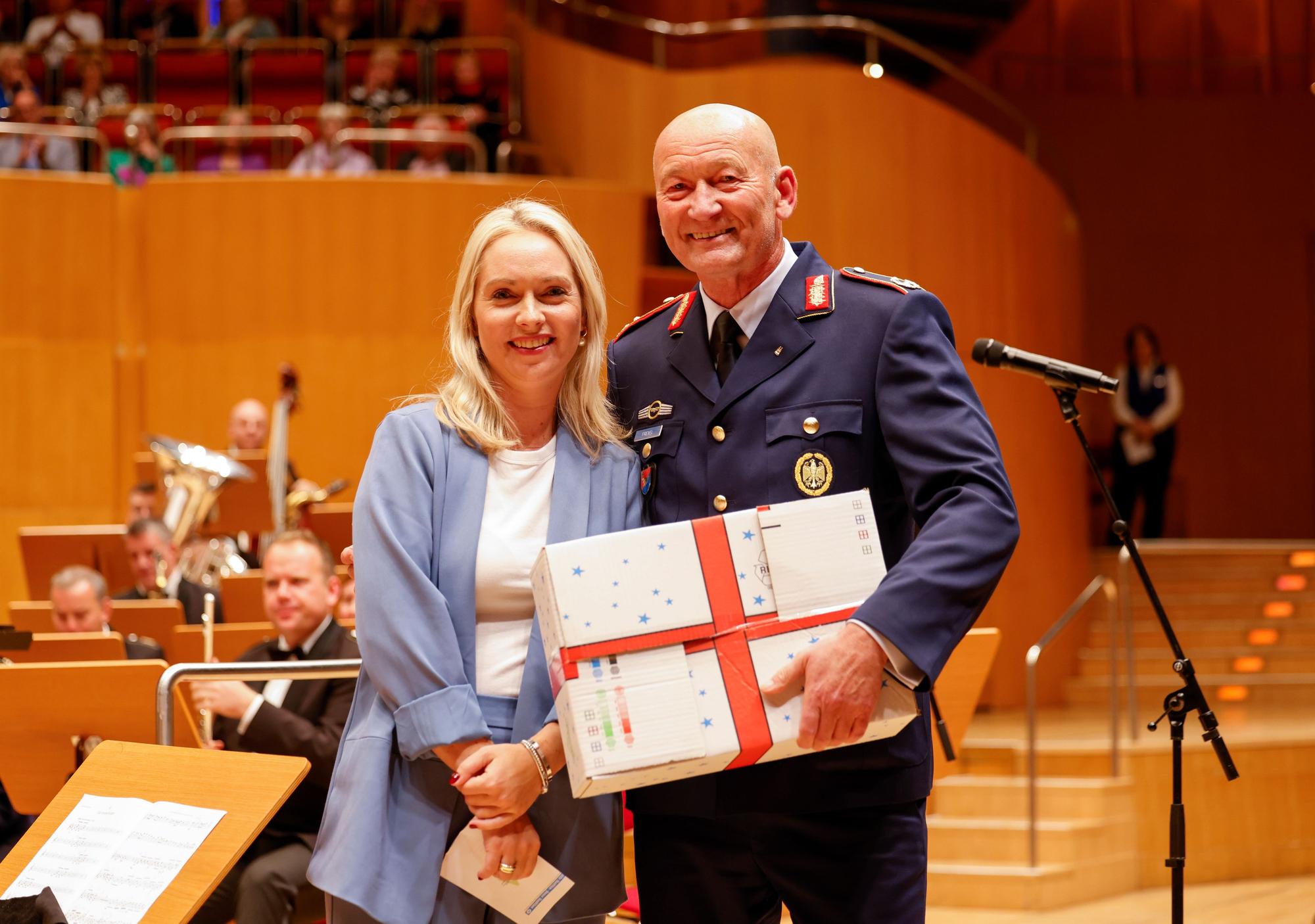 Rundschau-Altenhilfe-Vorsitzende Julia Heinen bedankte sich bei Generalmajor Richard Frevel, dem Standortältesten in Köln.