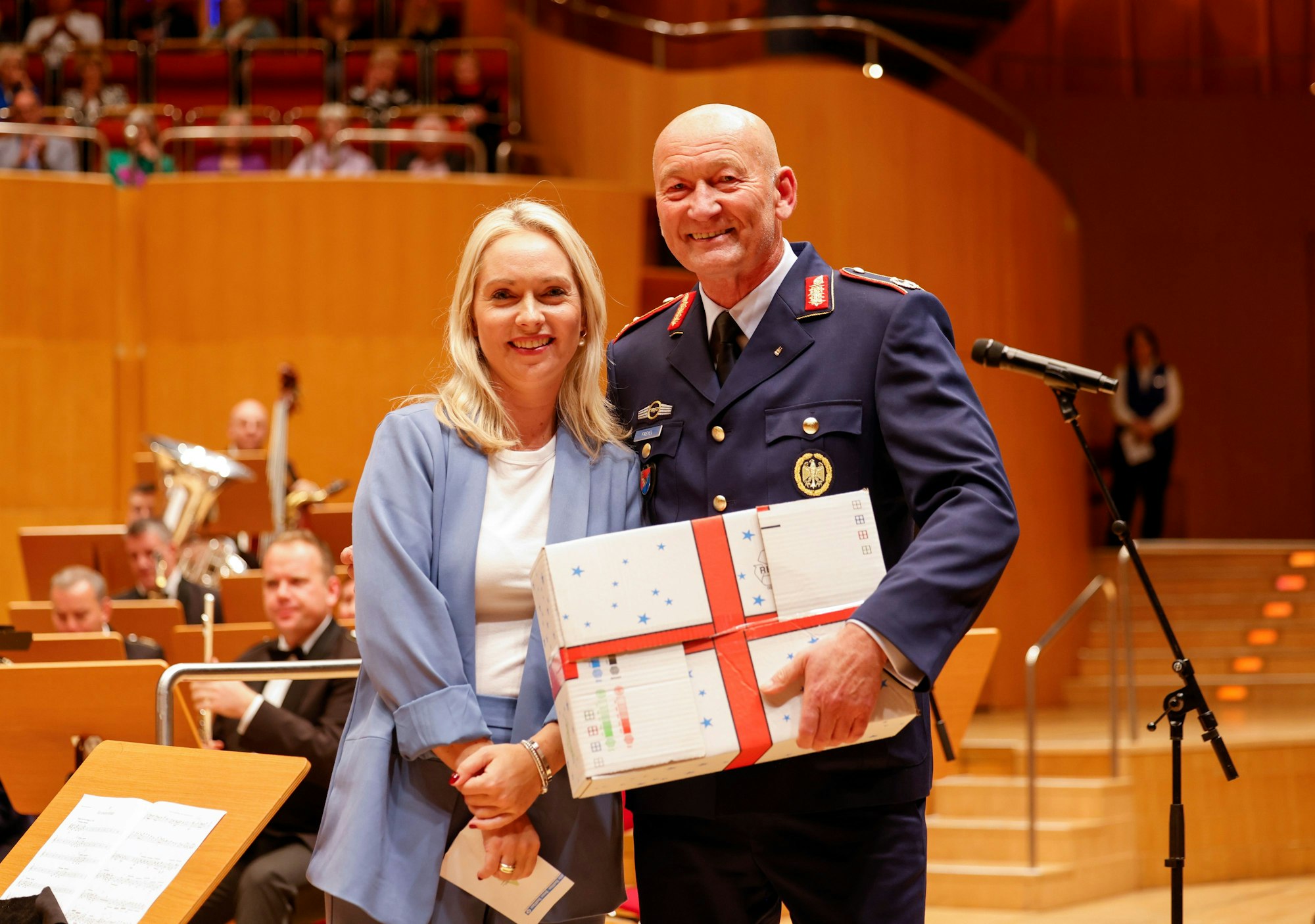 Rundschau-Altenhilfe-Vorsitzende Julia Heinen bedankte sich bei Generalmajor Richard Frevel, dem Standortältesten in Köln.