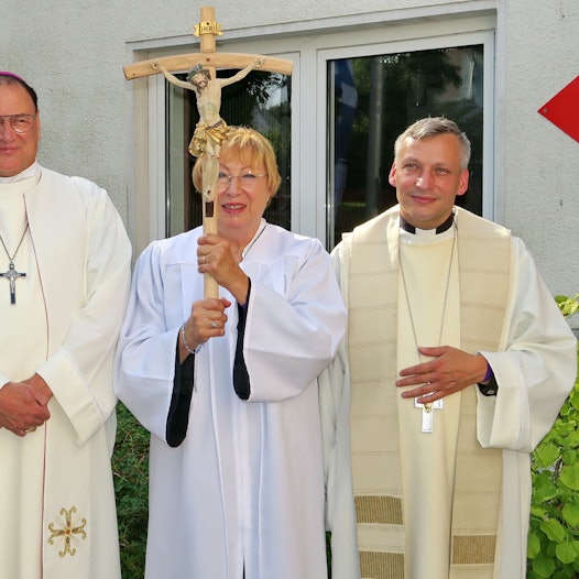 Als Pater Benedikt und Generaloberer leitet Michael Enders aus Bergneustadt (links) Oberbergs ersten anglikanisch-benediktinischen Konvent St. Michael. In der Verwaltung tätig ist zudem Enders' Ehefrau Susanne, Generalprior Pater Bonifacius von Tarsus (David Abendroth) steht dem Generaloberen in Fragen des Kirchenrechts zur Seite.