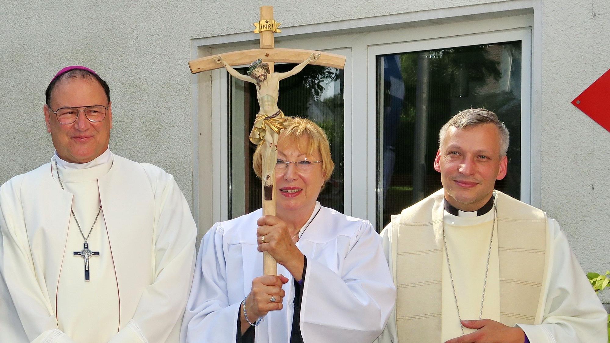 Als Pater Benedikt und Generaloberer leitet Michael Enders aus Bergneustadt (links) Oberbergs ersten anglikanisch-benediktinischen Konvent St. Michael. In der Verwaltung tätig ist zudem Enders' Ehefrau Susanne, Generalprior Pater Bonifacius von Tarsus (David Abendroth) steht dem Generaloberen in Fragen des Kirchenrechts zur Seite.