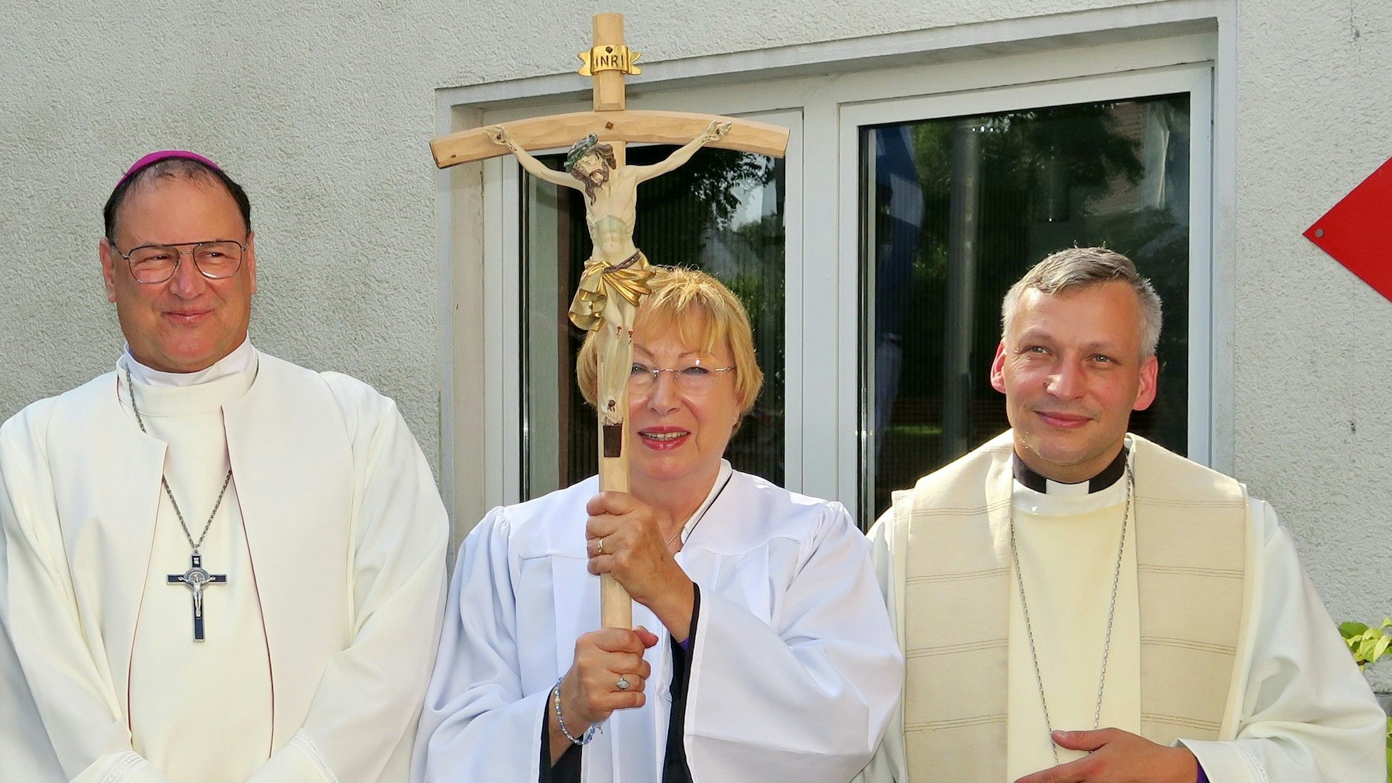 Als Pater Benedikt und Generaloberer leitet Michael Enders aus Bergneustadt (links) Oberbergs ersten anglikanisch-benediktinischen Konvent St. Michael. In der Verwaltung tätig ist zudem Enders' Ehefrau Susanne, Generalprior Pater Bonifacius von Tarsus (David Abendroth) steht dem Generaloberen in Fragen des Kirchenrechts zur Seite.