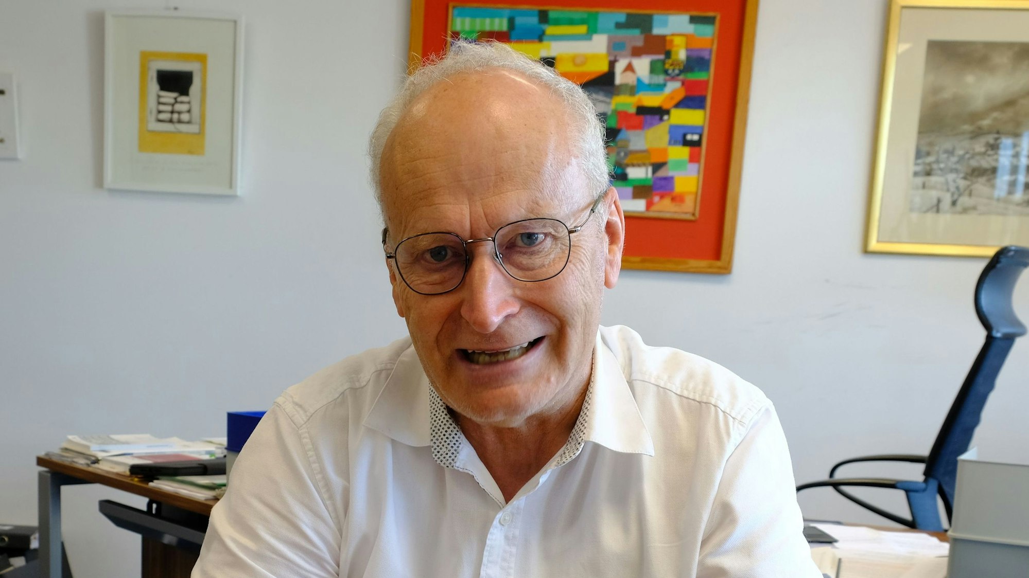 Dr. Hans-Peter Schick in seinem Büro.
