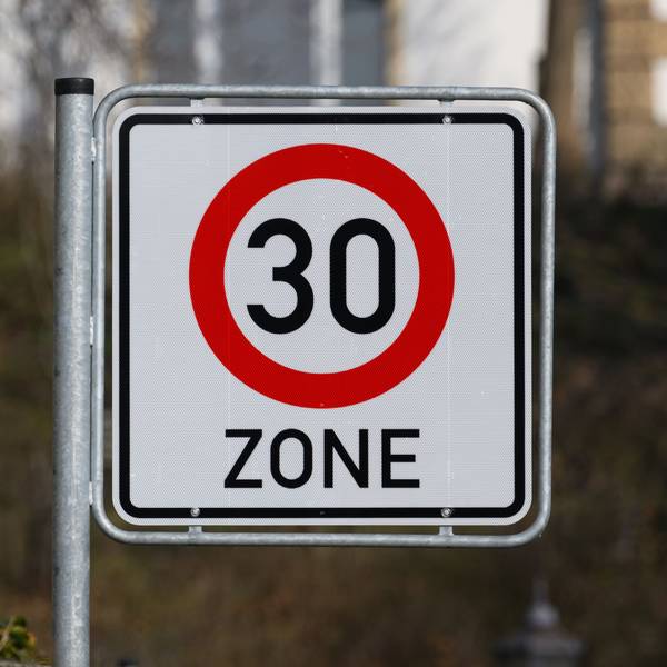 Ein Verkehrsschild Zulässige Höchstgeschwindigkeit 30 km/h steht an einer Straße.