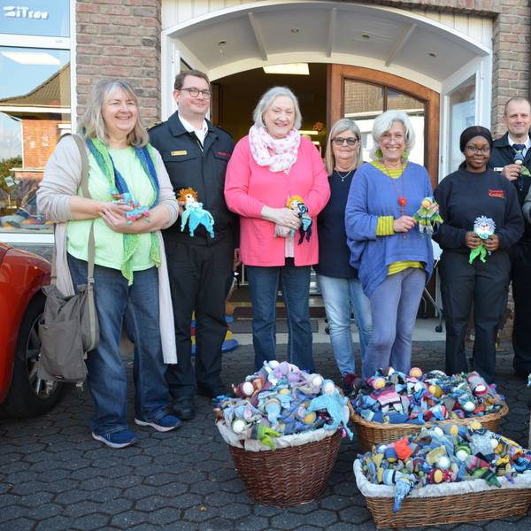 Das Foto zeigt Menschen vor Körben mit „Knubbelchen“.
