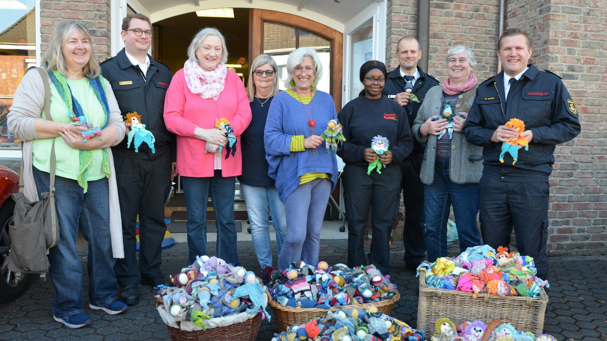 Das Foto zeigt Menschen vor Körben mit „Knubbelchen“.