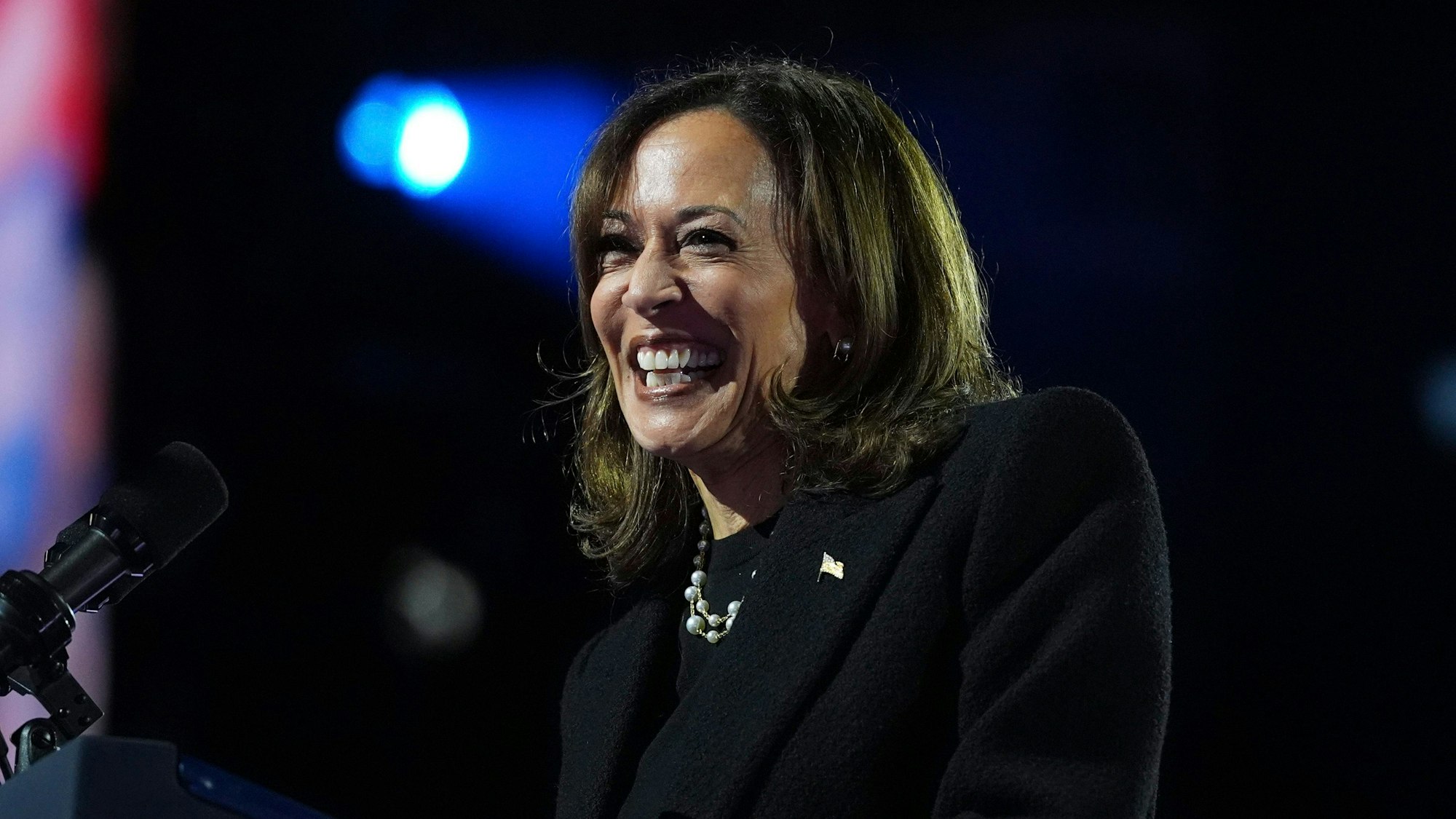 Die demokratische US-Präsidentschaftskandidatin Kamala Harris spricht während einer Wahlkampfveranstaltung vor dem Philadelphia Museum of Art.