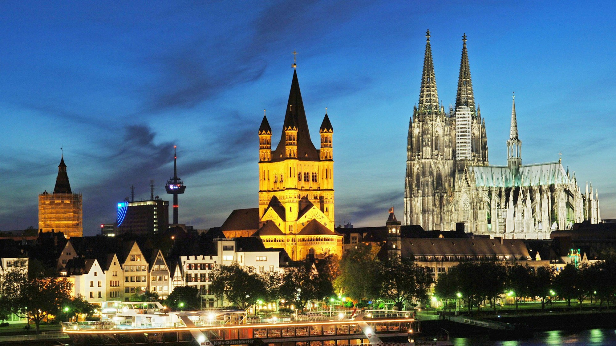 Das Kölner Rheinufer (Nordrhein-Westfalen) bei Nacht mit dem Rathausturm (l-r), dem WDR, dem Fernsehturm, der Kirche Groß St. Martin und dem Dom am 12.05.2005).