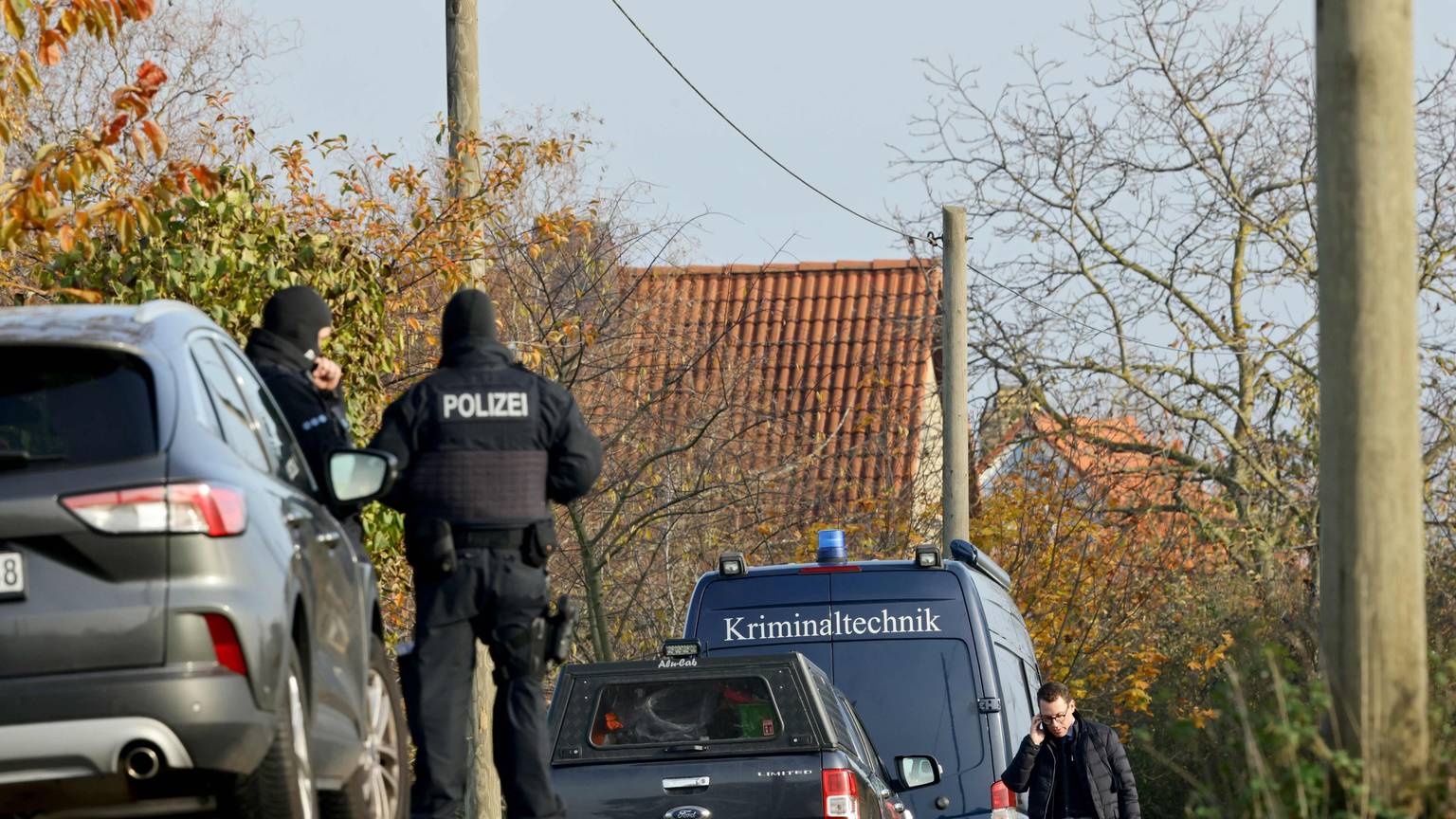 Zugriff im Morgengrauen: Beamte des Bundeskriminalamts sind bei einer Razzia gegen eine mutmaßlich rechtsextremistische terroristische Vereinigung am Rande von Grimma im Einsatz.