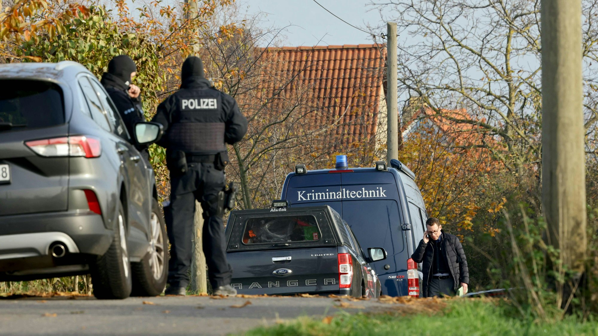 Zugriff im Morgengrauen: Beamte des Bundeskriminalamts sind bei einer Razzia gegen eine mutmaßlich rechtsextremistische terroristische Vereinigung am Rande von Grimma im Einsatz.