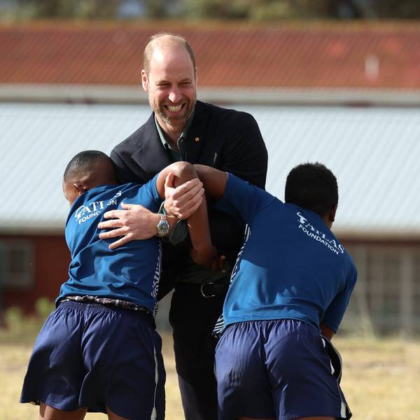 Der britische Prinz William nimmt an einer Rugby-Trainingseinheit teil, während er die Ocean View Secondary School in Kapstadt besucht.