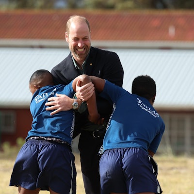 Der britische Prinz William nimmt an einer Rugby-Trainingseinheit teil, während er die Ocean View Secondary School in Kapstadt besucht.