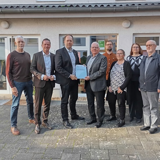 Zu sehen sind die Verantwortlichen des Projekts zur Schaffung einer Bleibe für wohnungslose Frauen.