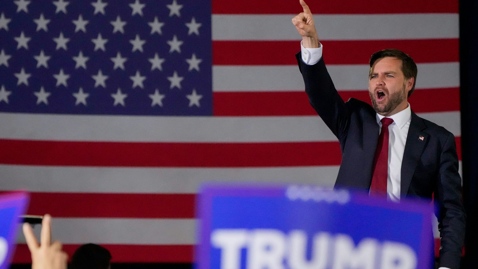 JD Vance hat Kamala Harris als Müll bezeichnet.