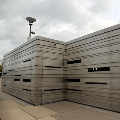 Ein Kasten aus Edelstahl mit Sehschlitzen.