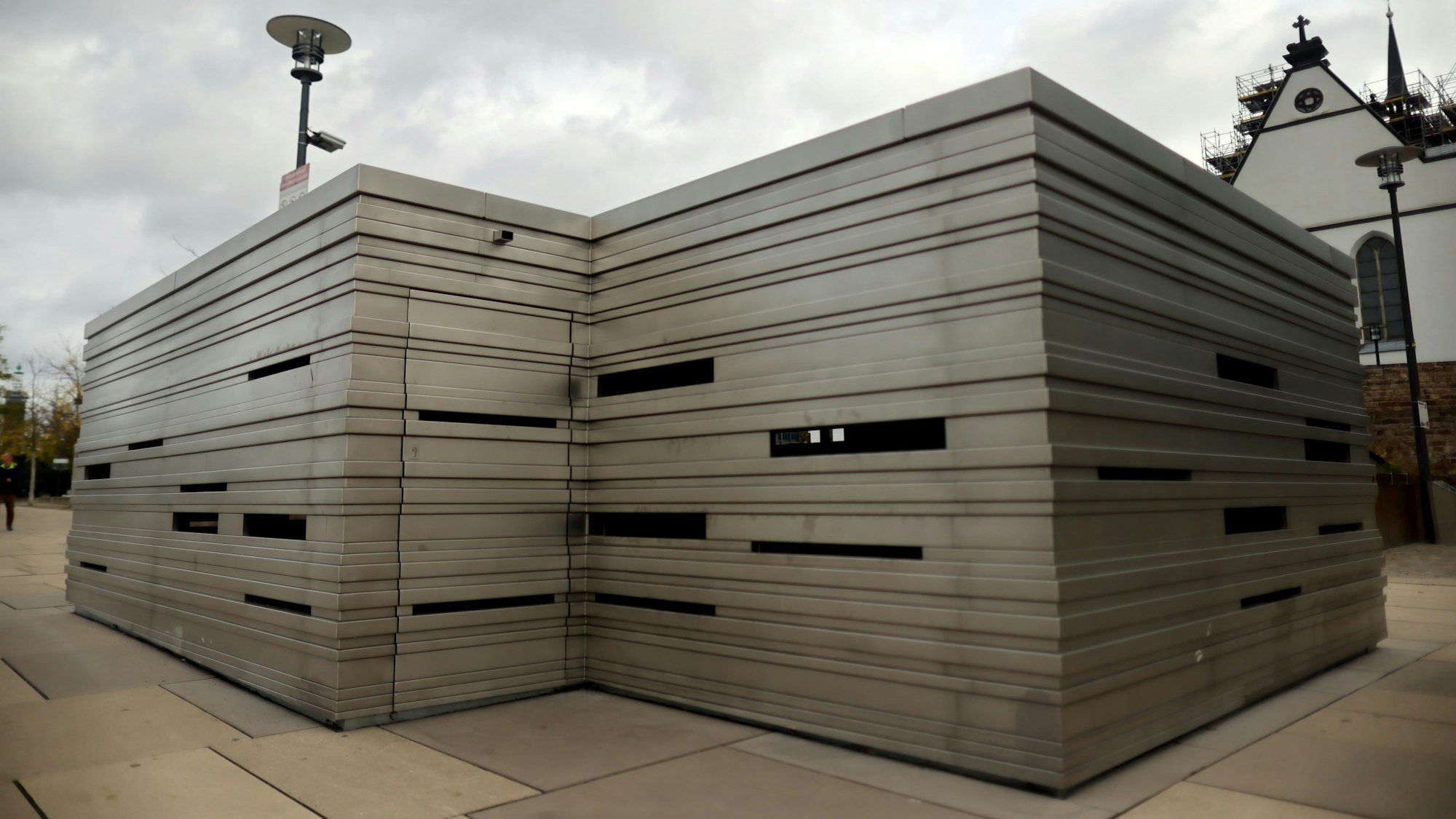 Ein Kasten aus Edelstahl mit Sehschlitzen.