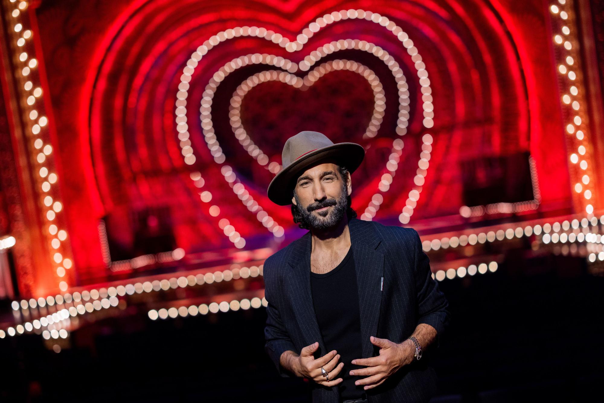 Massimo Sinató, professioneller Tänzer, steht in der Kulisse des Musicals „Moulin Rouge!“ im Musical Dome.