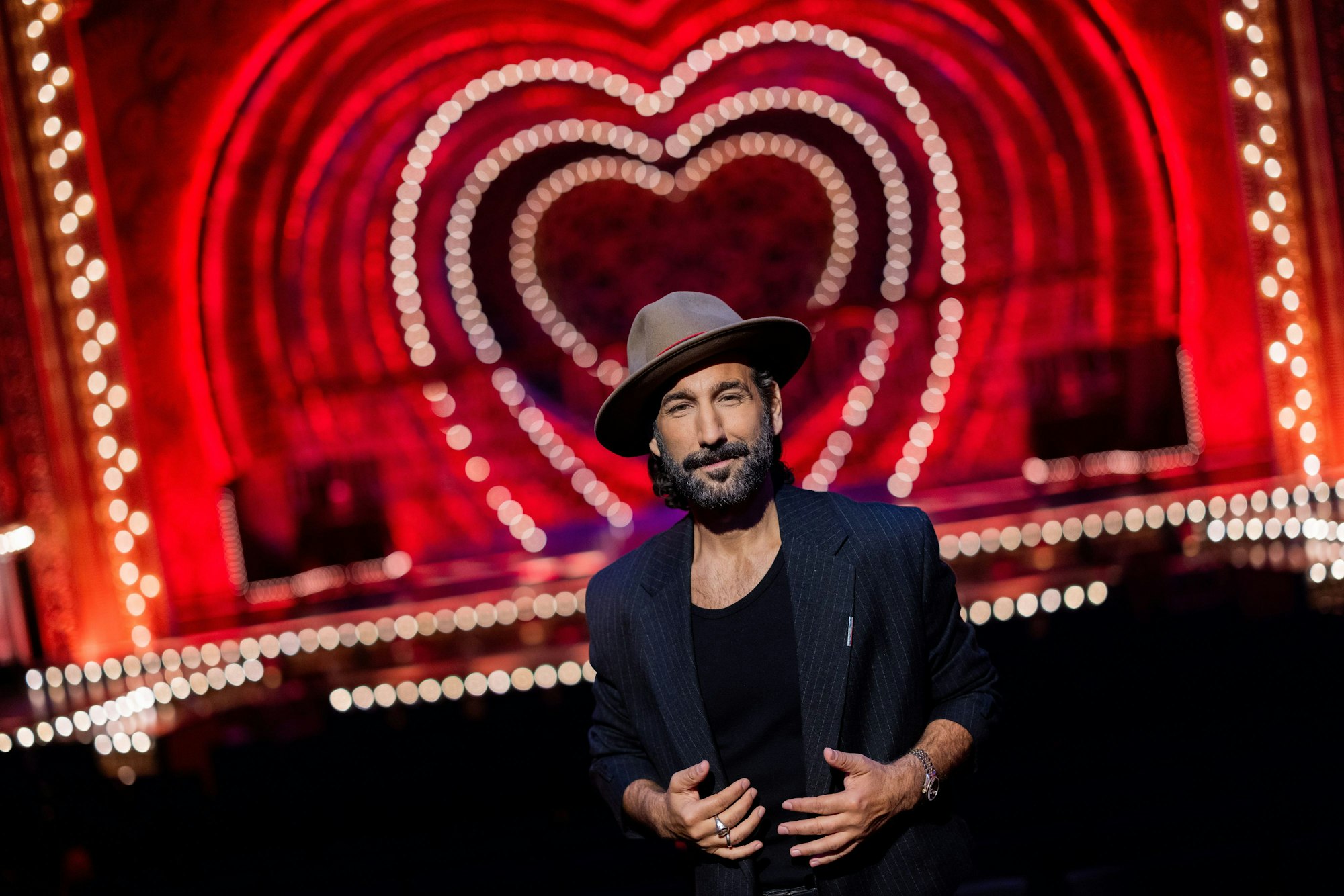 Massimo Sinató, professioneller Tänzer, steht in der Kulisse des Musicals „Moulin Rouge!“ im Musical Dome.