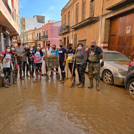 Hendrik Tenorth aus Rheinbach (3.v.l.) mit der Schaufel als Helfer im Schlamm von Valencia.