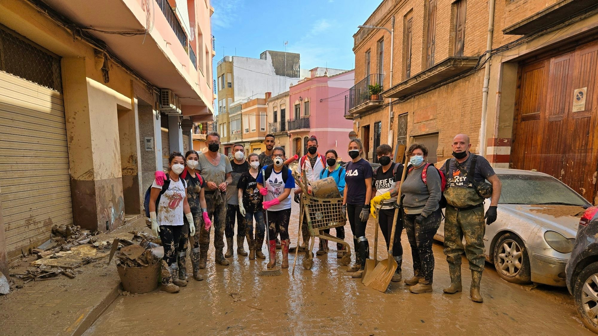 Hendrik Tenorth aus Rheinbach (3.v.l.) mit der Schaufel als Helfer im Schlamm von Valencia.