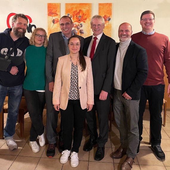 Zu sehen ist die Führungsriege der Brühler SPD um den voraussichtlichen Bürgermeisterkandidaten Bernhard Schumacher.