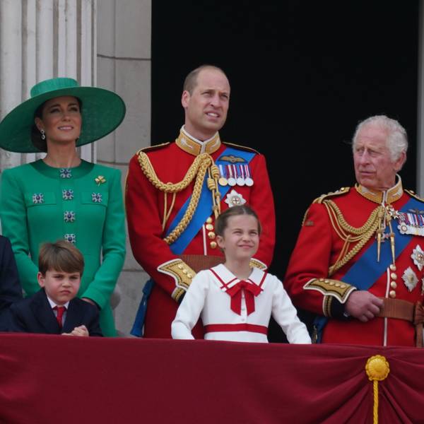 Prinz George (l-r), Prinzessin Kate, Prinz Louis, Prinz William, Prinzessin Charlotte und König Charles III. stehen auf dem Balkon des Buckingham Palastes, um die Flugschau im Anschluss an die „Trooping the Colour“-Parade zu verfolgen.