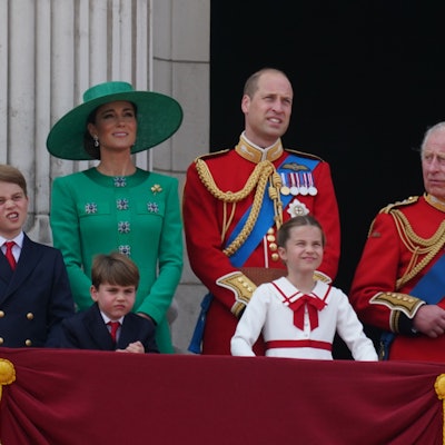 Prinz George (l-r), Prinzessin Kate, Prinz Louis, Prinz William, Prinzessin Charlotte und König Charles III. stehen auf dem Balkon des Buckingham Palastes, um die Flugschau im Anschluss an die „Trooping the Colour“-Parade zu verfolgen.