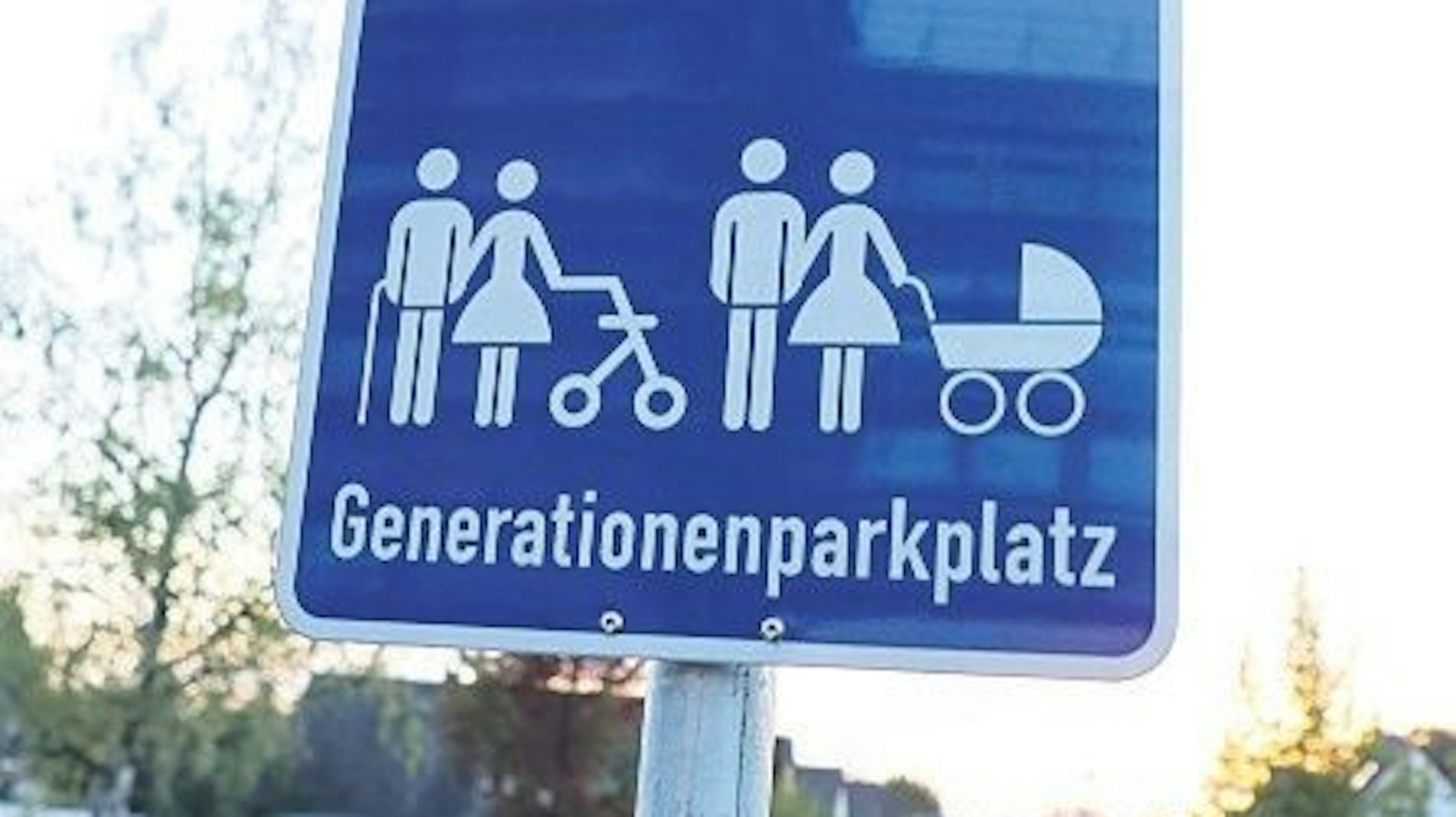 Das Foto zeigt einen Parkplatz für mehrere Generationen