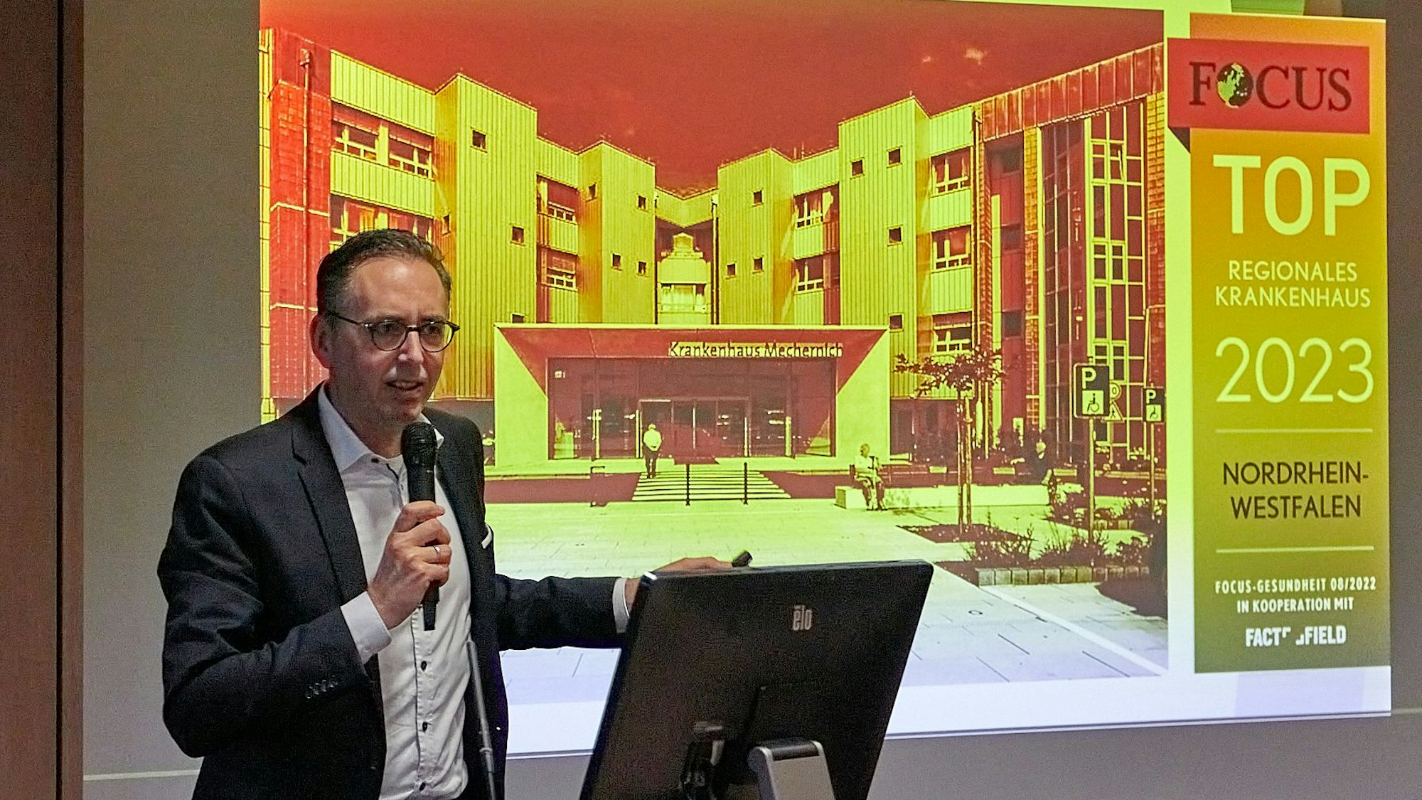 Martin Milde, Geschäftsführer des Krankenhauses, spricht in ein Mikrofon.