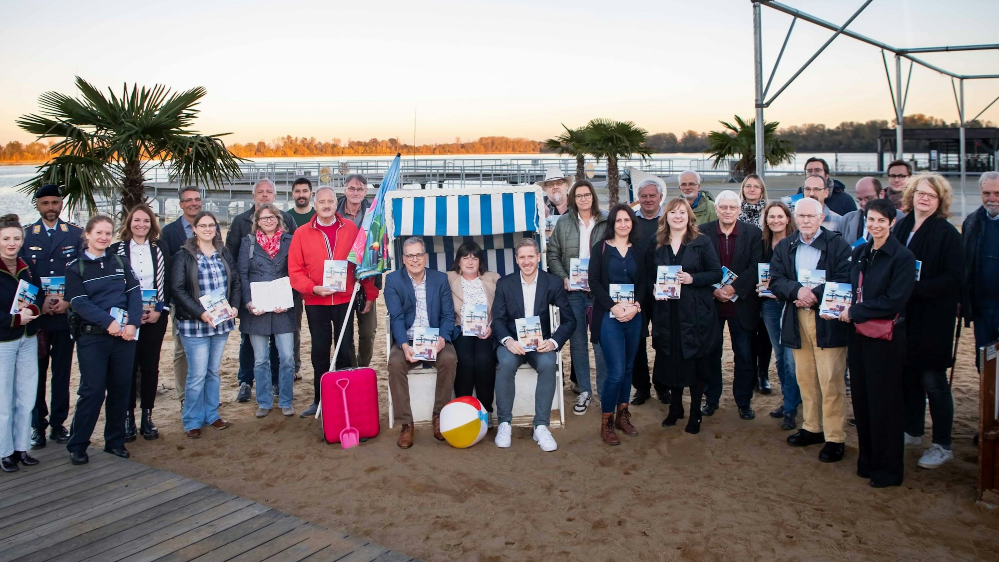 Das Bild zeigt die Autoren und Verantwortlichen des Kreisjahrbuchs am Zülpicher See.