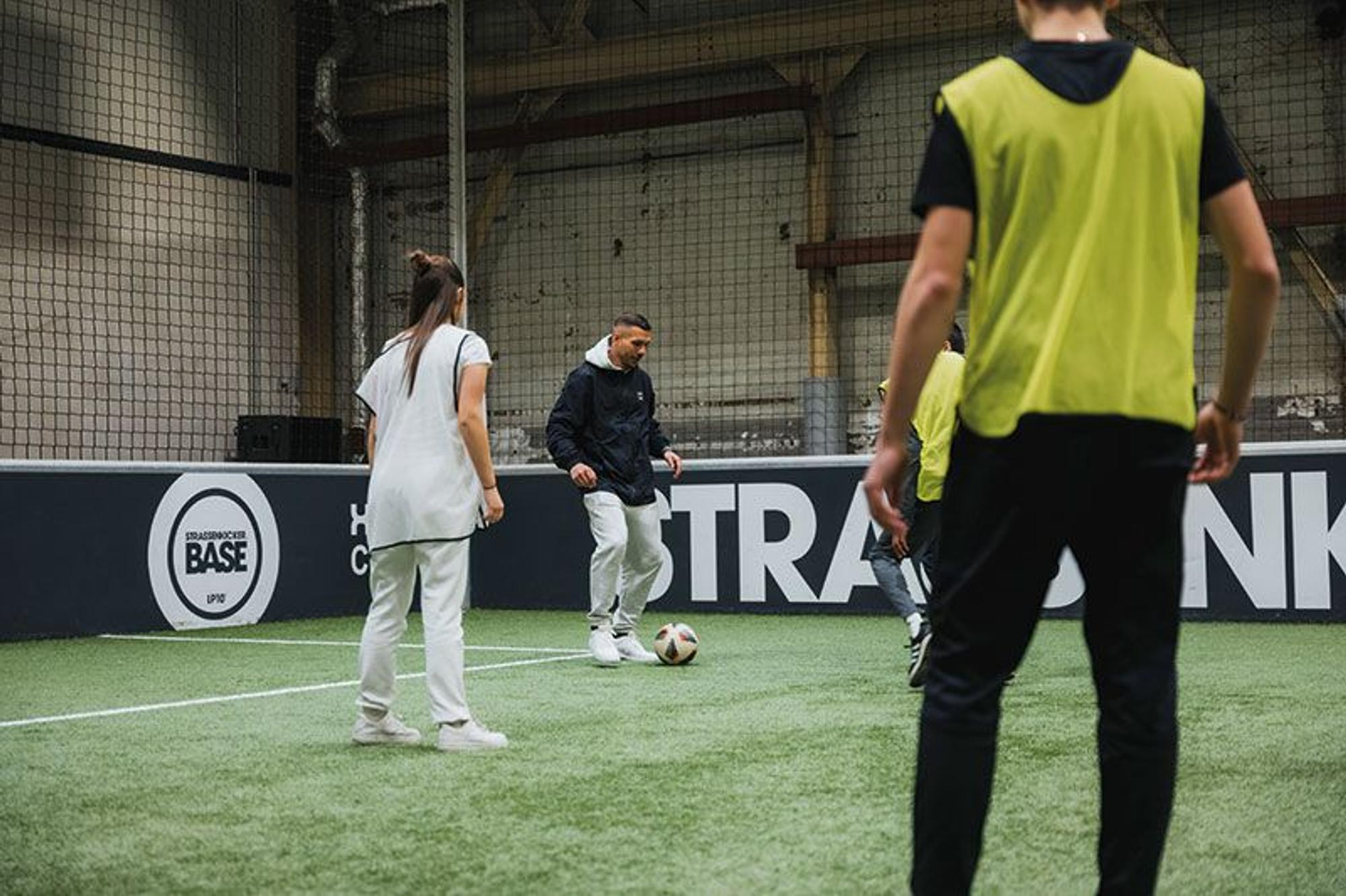 Lukas Podolski spielt Fußball mit Jugendlichen