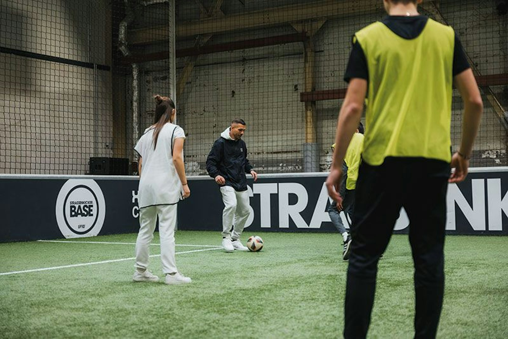 Lukas Podolski spielt Fußball mit Jugendlichen