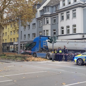 Beim Abbiegen in die Luxemburger Straße hatte der Fahrer eines Kipplasters ein Kleinkind übersehen, das mit dem Fahrrad den Fußgängerüberweg überquert hatte.