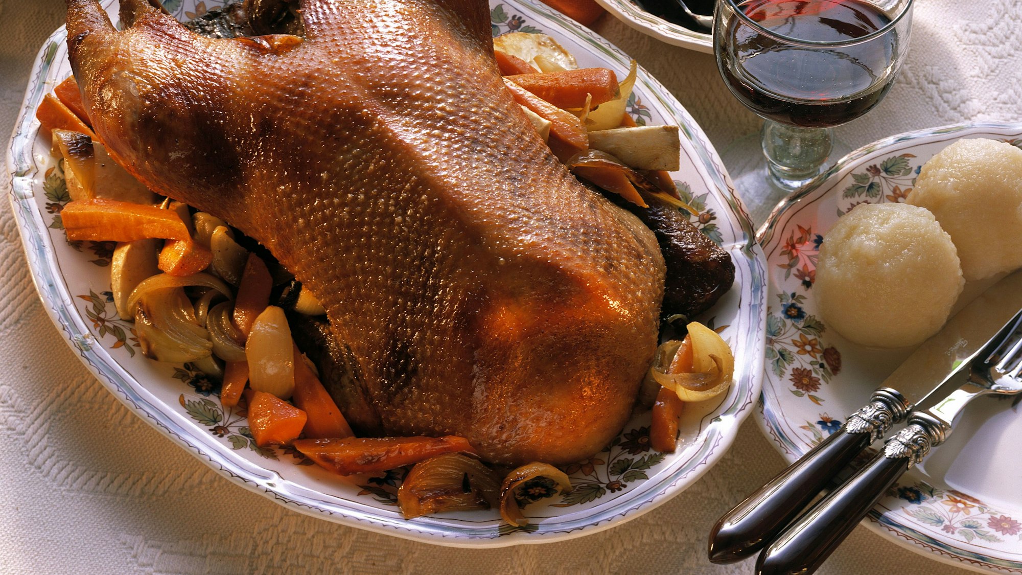 Gänsebraten auf Gemüse mit einer Schale Rotkohl & Klößen