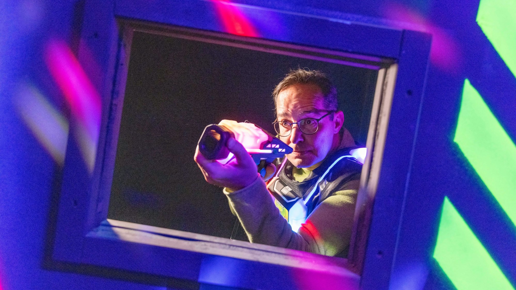 Hinter Wänden und Fenstern können Spieler während des Spiels Schutz suchen und Ausschau nach Kontrahenten halten.