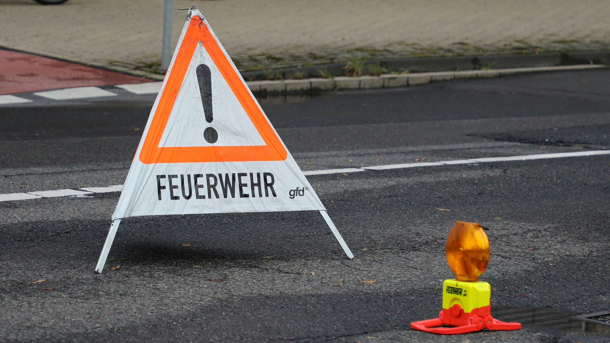 Ein Achtung-Feuerwehr-Schild steht auf der Straße „An der Gohrsmühle“.