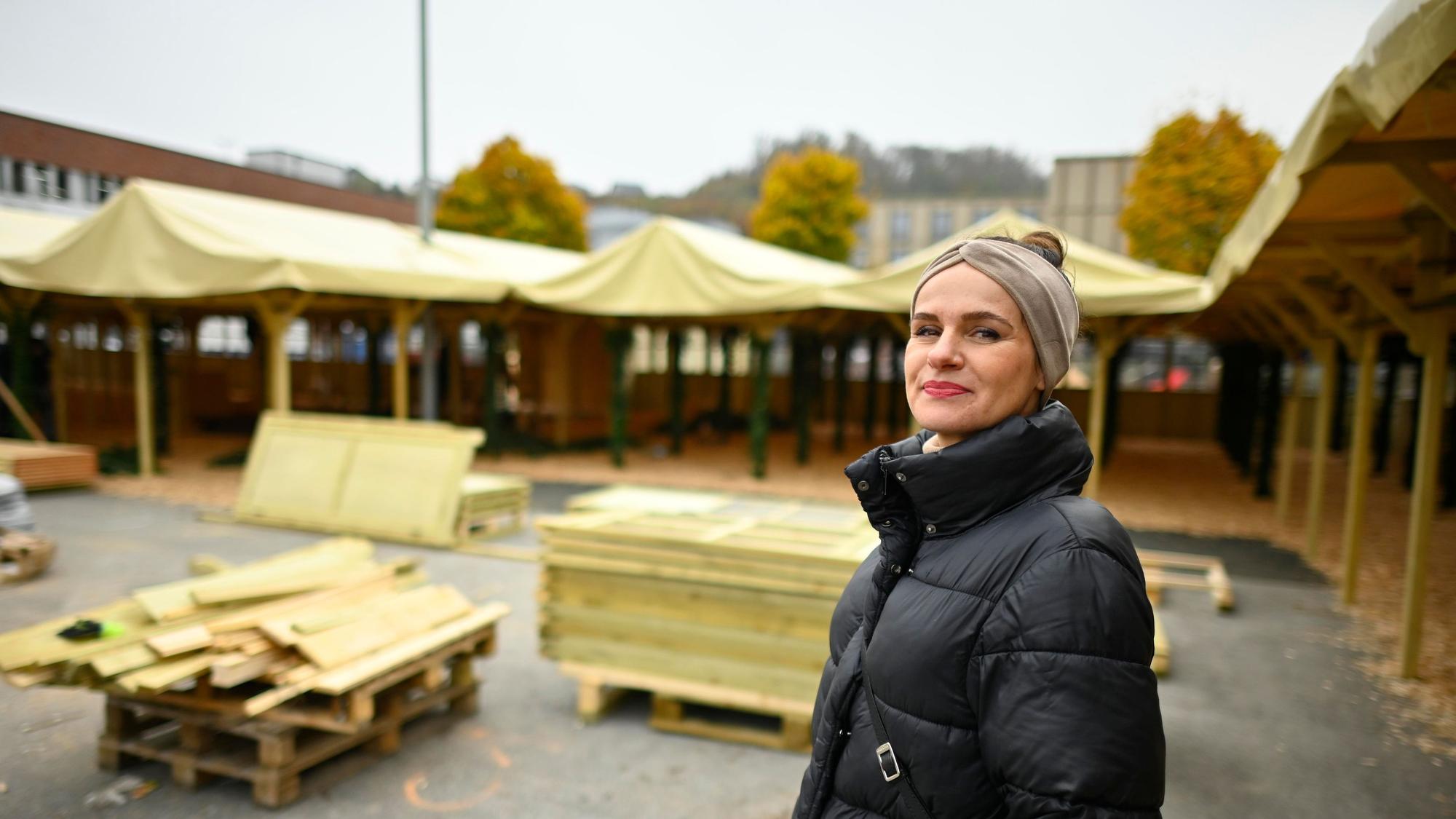 Veranstalterin Iris Weiss beim Aufbau des Weihnachtsmarktes.