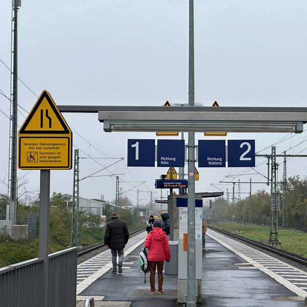 Der Bahnhof Menden in Sankt Augustin wird im Rahmen des Projektes S 13 umgebaut. Menschen stehen am Gleis und warten auf den Zug.