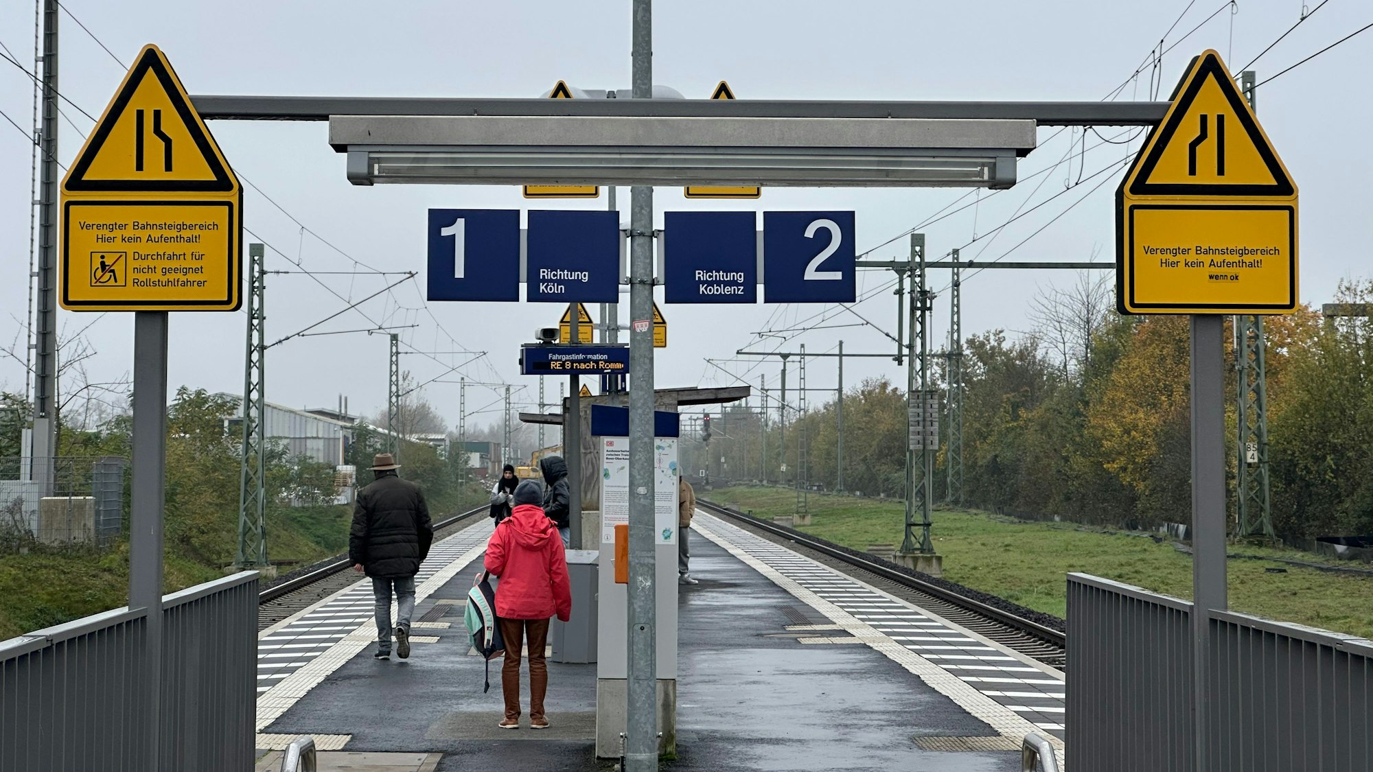 Der Bahnhof Menden in Sankt Augustin wird im Rahmen des Projektes S 13 umgebaut. Menschen stehen am Gleis und warten auf den Zug.