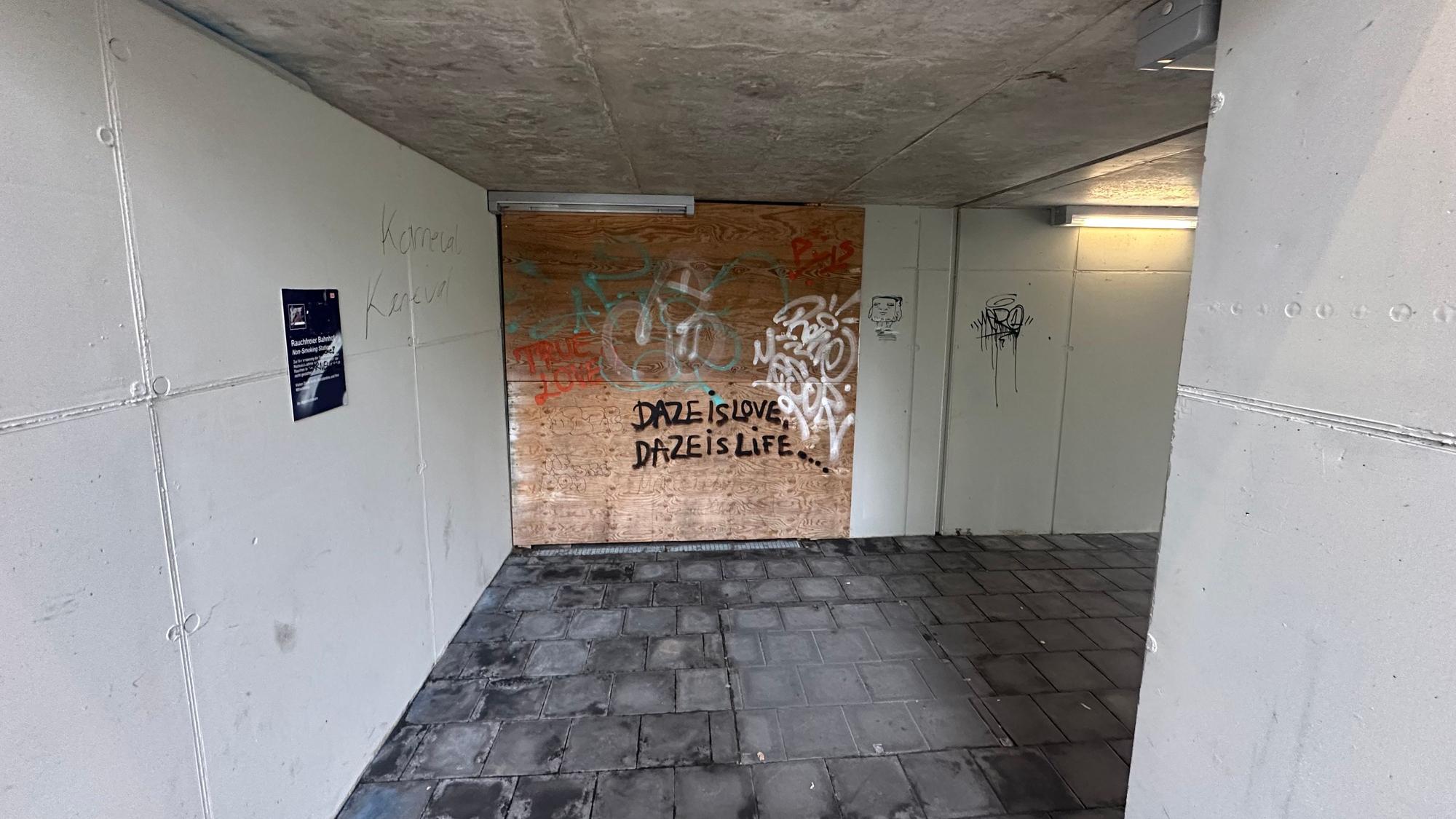 Eine Bretterwand versperrt noch den Schacht für den künftigen Aufzug. Mit einem Rollstuhl kommt zurzeit keiner auf den Bahnsteig.