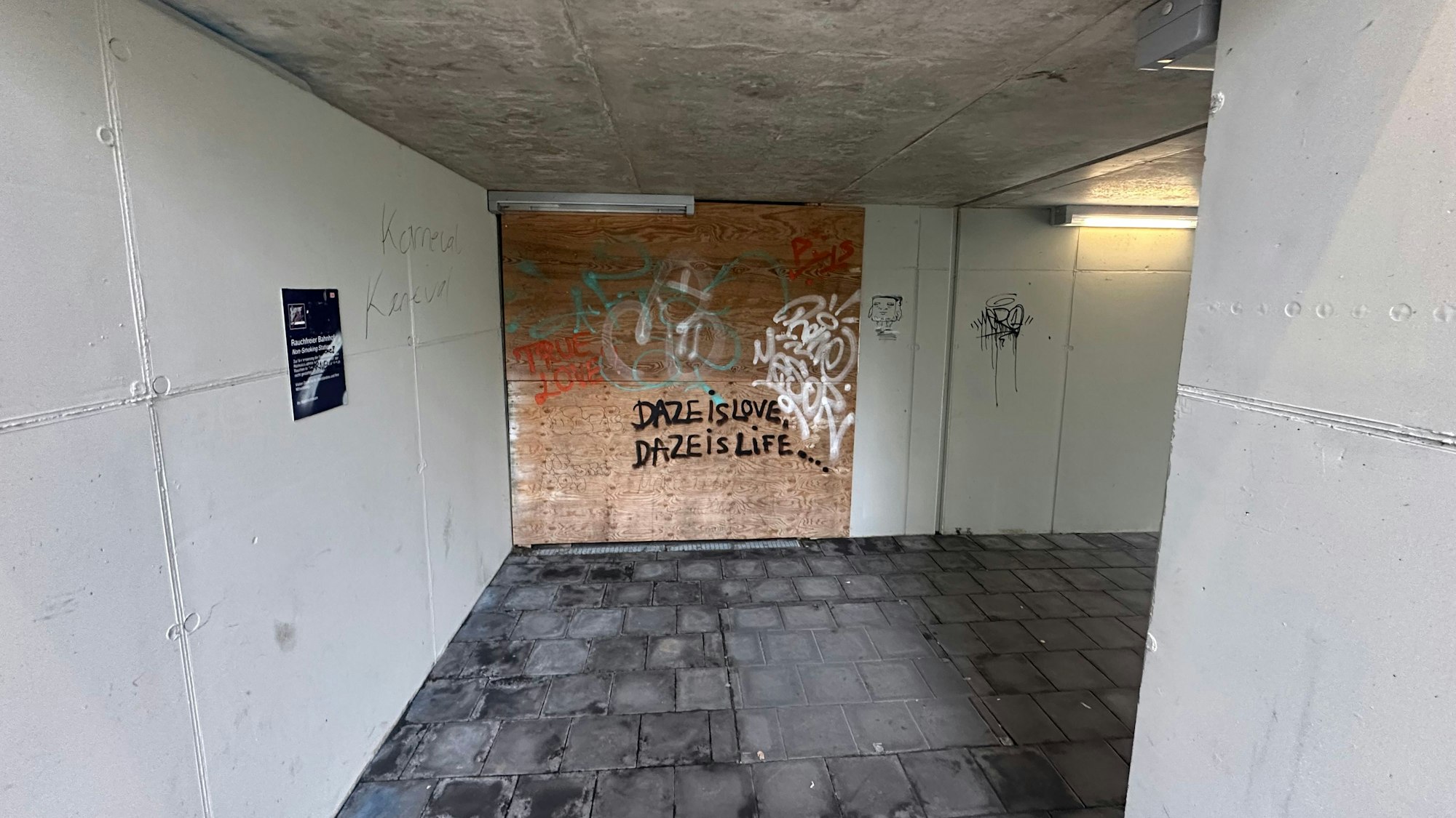 Eine Bretterwand versperrt noch den Schacht für den künftigen Aufzug. Mit einem Rollstuhl kommt zurzeit keiner auf den Bahnsteig.